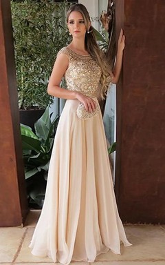 Vestido de fiesta de gasa color champán con escote redondo y parte superior abalorios.