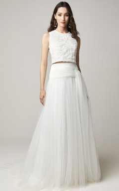 Robe de mariée bohème deux pièces en tulle style bateau avec ceinture.