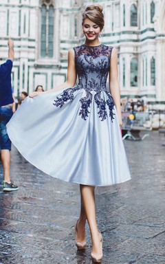 Vestido de corte A hasta la rodilla, cuello alto, sin mangas, de satén, con apliques de cuentas y botones.
