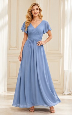 Robe de demoiselle d'honneur romantique en mousseline bleu ciel, col en V, manches papillon, coupe trapèze, longueur au sol
