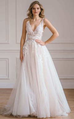 Ätherisches, bodenlanges, ärmelloses Brautkleid in A-Linie mit offener Rückseite und Applikationen aus Spitze