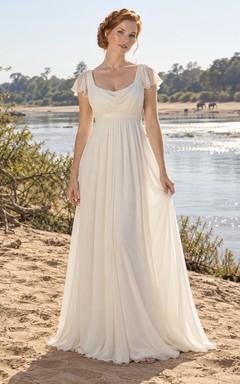 Vestido de novia sencillo de gasa con escote redondo, manga corta y corte en A con cintura fruncida.