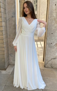 Einfaches Boho-Hochzeitskleid im Landhausstil mit V-Ausschnitt, langen Ärmeln und Raffungen aus Chiffon