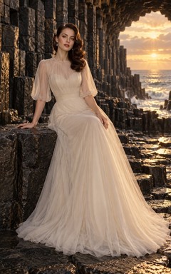 Vestido de novia vintage color champán con cuello alto, tul, corte en A, mangas cortas, fruncido y cola larga.