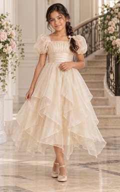 Teelanges, eckiges Ausschnittkleid aus elfenbeinfarbenem Organza in A-Linie mit Puffärmeln, plissiertem Oberteil und asymmetrischem Schnitt – ideal für Blumenmädchen.