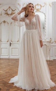 Robe de mariée vaporeuse à manches longues, coupe empire, plissée en dentelle, effet illusion empire, style vaporeux.