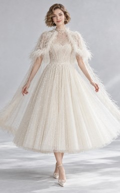 Vestido de novia de corte A de invierno con cuello alto, tul brillante y capa de plumas, largo hasta la rodilla.