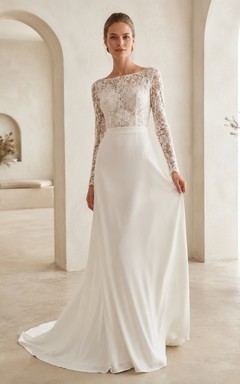 Robe de mariée en satin poli et dentelle, col carré, manches longues, coupe trapèze, traîne, dos illusion, col carré et manches courtes.