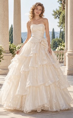 Robe de bal de mariée bustier froncé à volants en organza, années 1980