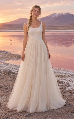 Vestido de novia sencillo de tul con escote redondo, corte en A, tirantes anchos y cintura inclinada.