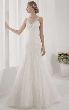 Meerjungfrauenkleid aus Spitze mit V-Ausschnitt und Paillettendetails