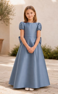 Robe de demoiselle d'honneur bleu océan en satin, coupe trapèze, manches bouffantes, encolure bijou et jupe longue ornée d'un nœud.