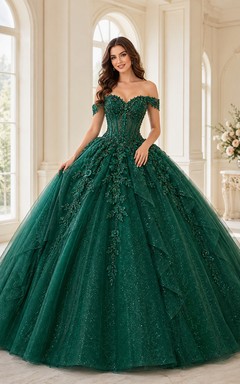 Vestido de quinceañera largo hasta el suelo, color verde oscuro, con escote corazón, hombros descubiertos, apliques de encaje floral y tul con cintura natural.