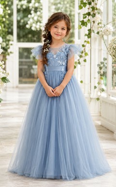 Robe longue bleu acier élégante pour demoiselle d'honneur, coupe trapèze, en tulle et dentelle, col bijou, manches pétales et applications.