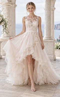 Brautkleid mit asymmetrischem Oberteil, gestuften Rüschen und Knopfleiste am Rücken