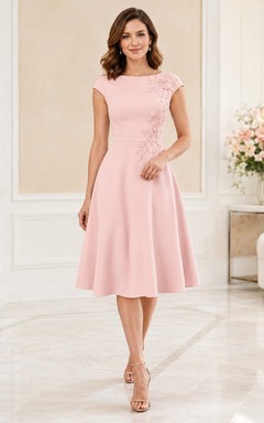 Elegantes, plissiertes Teekleid in zartem Rosa mit U-Boot-Ausschnitt, Spitzenbesatz, kurzen Ärmeln und Spitzenbesatz.