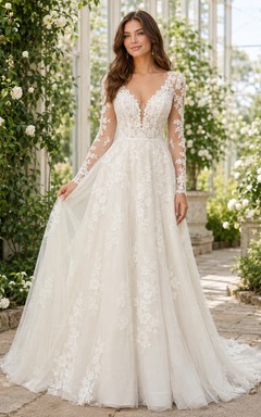 Robe de mariée romantique à décolleté plongeant en V, manches longues en dentelle et coupe trapèze avec traîne chapelle