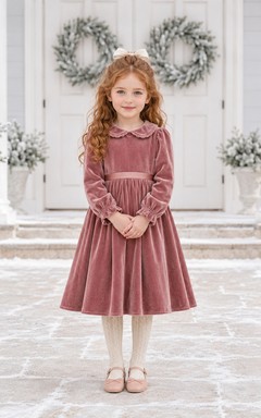 Vestido de niña de las flores, color malva, terciopelo satinado, corte en A, manga larga, cuello joya, largo midi, detalle de fajín.