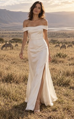 Vestido de novia sencillo de satén con escote de hombros descubiertos, corte recto, cintura drapeada y abertura lateral.