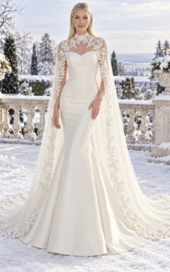Vestido de novia de satén con capa y cuello alto y estampado floral de encaje, estilo sirena, ideal para invierno.