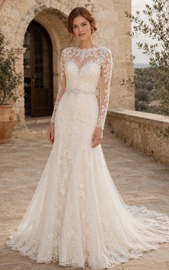 Robe de mariée modeste en dentelle et tulle, coupe sirène, col rond, manches longues et traîne chapelle.