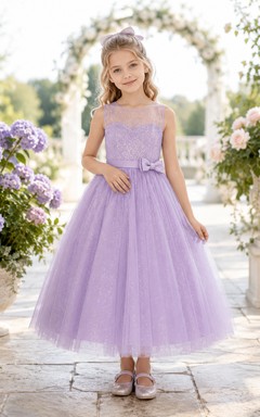 Robe de demoiselle d'honneur élégante, longueur thé, en tulle lavande pailleté, à fines bretelles spaghetti et coupe trapèze, idéale pour une fête.