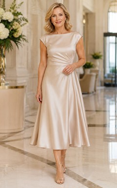Champagnerfarbenes, schlichtes, elegantes A-Linien-Kleid aus Satin mit U-Boot-Ausschnitt, kurzen Ärmeln und Teelänge – perfekt für die Mutter der Braut.