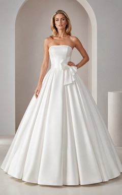 Robe de bal blanche simple sans bretelles en satin avec nœud et plis