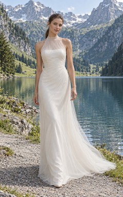 Vestido de novia sencillo de cuello alto, tul y satén, sin mangas, corte en A, espalda con efecto ilusión, largo hasta el suelo.