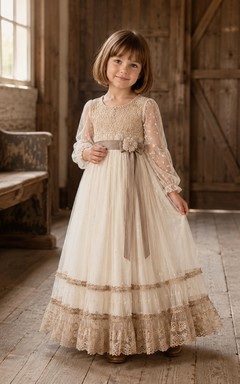 Langärmeliges, gestuftes A-Linien-Kleid aus Spitze und Tüll für Blumenmädchen mit Rundhalsausschnitt, wadenlangem Rock, Schärpenbesatz und Stufenrock.