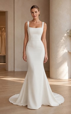 Robe de mariée moderne et minimaliste en crêpe, coupe sirène, encolure carrée simple, bretelles larges et traîne.