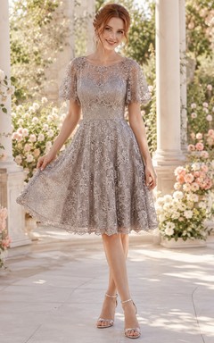 Taupefarbenes, knielanges Cocktailkleid aus Chiffon mit floraler Spitze und kurzen Ärmeln in A-Linie für den Homecoming-Ball