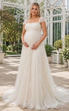 Vestido de novia bohemio premamá con cuello cuadrado, mangas cortas de encaje y cola de capilla estilo imperio.