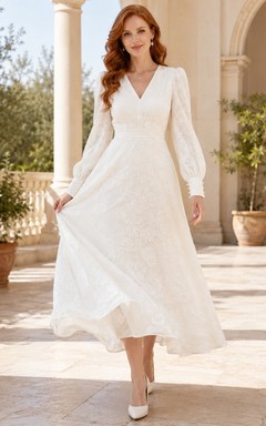 Weißes, strukturiertes, knöchellanges Jacquard-Kleid mit V-Ausschnitt, A-Linie und langen Ärmeln – ein dezentes Gästekleid
