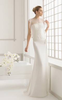 Elegante vestido con escote joya y chaqueta de gasa con volantes laterales.
