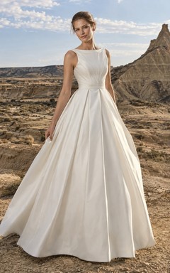 Vestido de novia sencillo y moderno de tafetán, corte en A, cuello joya, sin mangas, falda plisada, largo hasta el suelo.