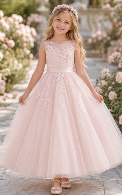Robe de demoiselle d'honneur en dentelle rose poudré et tulle, coupe trapèze, manches courtes, col rond, longueur thé