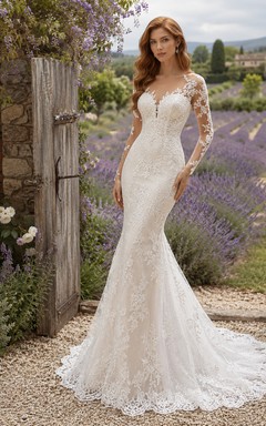 Vestido de novia de encaje estilo sirena con escote corazón, mangas largas, cola larga y espalda en V baja.