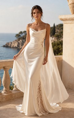 Robe de mariée élégante en satin et mousseline de soie, col bénitier, sans manches, coupe fourreau et traîne, idéale pour une destination touristique.