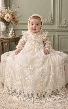 Vestido de bautizo de lujo estilo clásico, elegante y discreto. Corte en A, largo hasta el suelo, cuello alto, manga larga, tul, encaje, volantes y cierre de botones en la espalda.