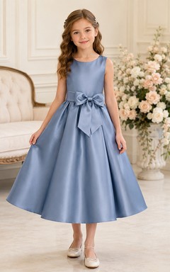 Einfaches, teelanges A-Linien-Kleid im Garten-Blumenmädchen-Stil aus stahlblauem Satin mit Schleife am Rücken und Schmuckkragen