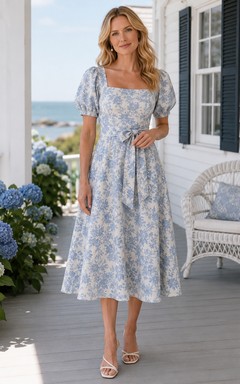 Vestido de lino azul con cuello cuadrado, mangas abullonadas y corte en A, ideal para invitadas a tomar el té.