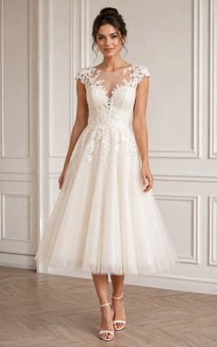 Robe de mariée en tulle à manches courtes, coupe trapèze, longueur thé, décolleté bateau, ornée d'appliqués