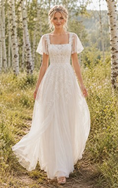 Robe de mariée en dentelle à col carré et manches papillon pour une escapade en forêt