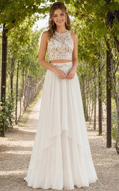 Ensemble de mariée en mousseline brodée de fleurs, composé d'un haut court dos nu et d'un haut court style vigne.
