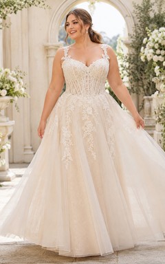 Robe de mariée en tulle à col en V avec application de dentelle et d'appliques, style bal