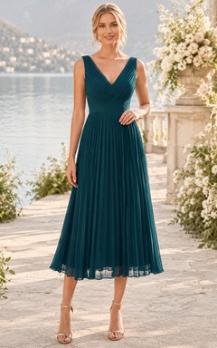 Robe midi d'invitée en mousseline plissée sans manches à col en V et imprimé paon