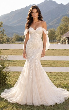 Robe de mariée sirène en tulle et dentelle champêtre, épaules dénudées, manches courtes, traîne chapelle, dos nu en V.