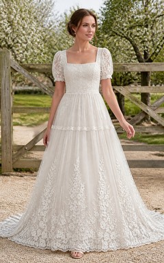 Vestido de novia vintage de manga corta, corte A, escote cuadrado, estilo gatehouse, con volantes y cola catedral de encaje.