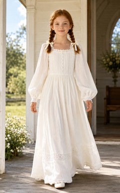 Vestido de Primera Comunión de encaje con cuello cuadrado y mangas abullonadas, estilo pradera